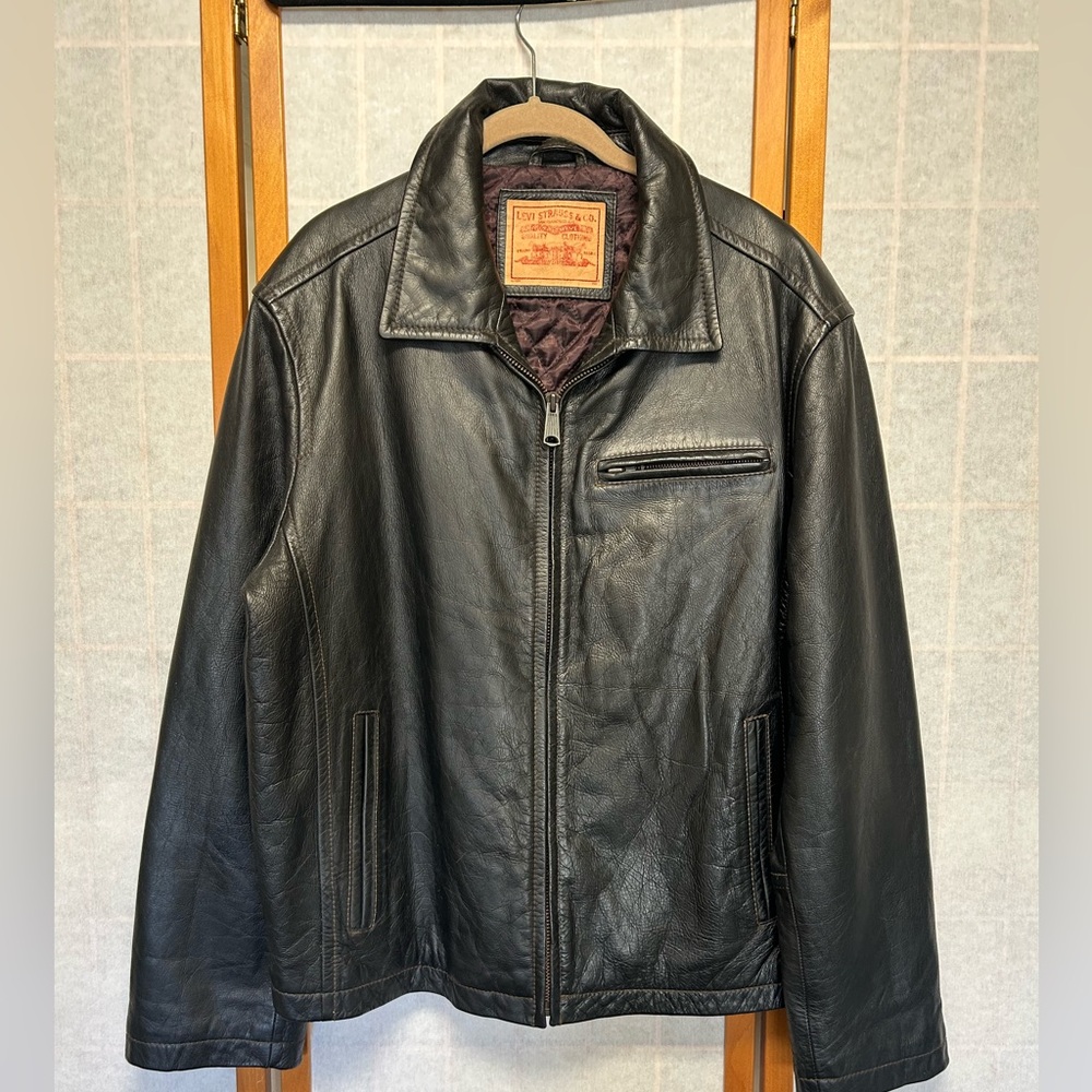 Levi's Black Leather Jacket Sz L
Good overall condition